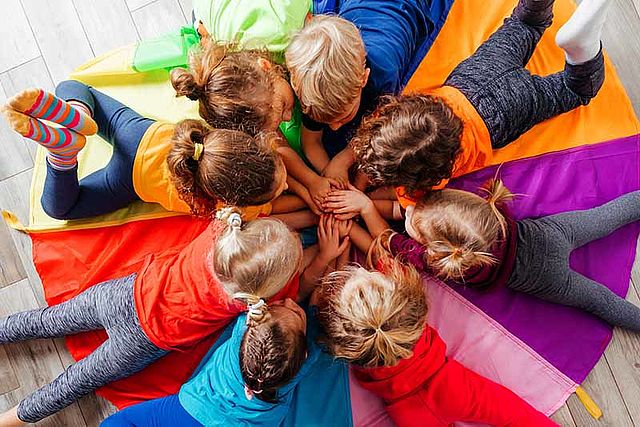 BRK-Kindergärten im Landkreis Rottal-Inn, spielende Kinder auf bunter Matte