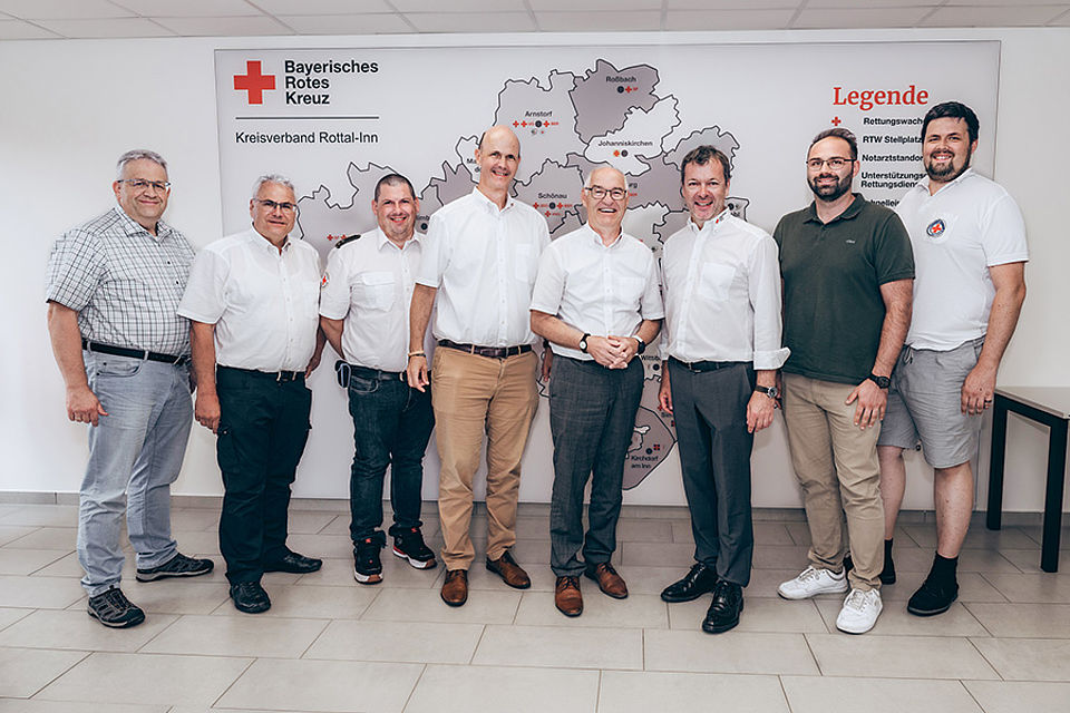 BRK Präsident besucht den BRK-Kreisverband Rottal-Inn Gruppenfoto BRK Präsident besucht den BRK-Kreisverband Rottal-Inn