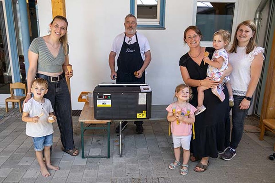 Eisspende der VR-Bank Rottal-Inn an den BRK-Kindergarten St. Elisabeth Unterdietfurt Eisspende der VR-Bank Rottal-Inn an den BRK-Kindergarten St. Elisabeth Unterdietfurt