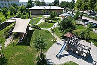 BRK-Kindergarten Marienhöhe in Simbach am Inn vom Garten aus gesehen