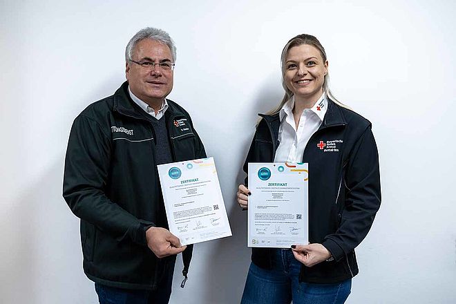 Johann Haider und Melanie vom Rettungsdienst des BRK-Kreisverbandes Rottal-Inn mit dem IMS-Zertifikat