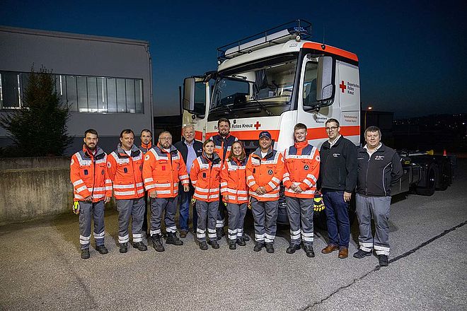 Die SEG Betreuung des BRK-Kreisverbandes Rottal-Inn nimmt neues Wechselladerfahrzeug (WLF) in Empfang