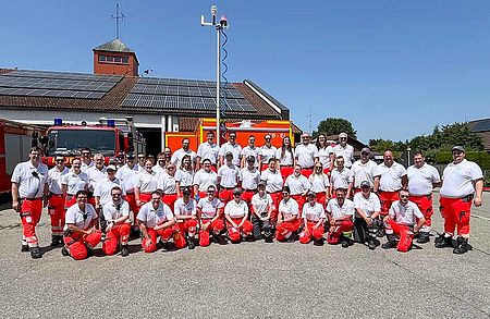 Einsatzkräfte des BRK auf einem großen Gruppenfoto mit 47 Ehrenamtlichen am Mittelalterfest in Arnstorf.